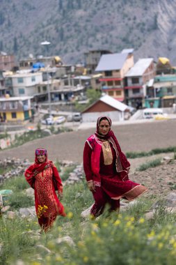  Lahool vadisi, INDIA - 21 Haziran 2024: Manastırdaki festivalde geleneksel kostümlü yerel halk. Yüksek kalite fotoğraf