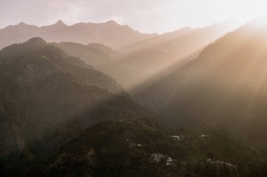 Gün batımında sis arasında orman dağlarının manzarası. Yüksek kalite fotoğraf