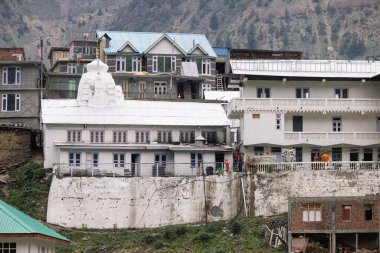 Trilokinath köyü ve tapınağı Garsha Phagpa Lahul ve Himachal Pradesh 'in Spiti İlçesi' ndeki Udaipur Chenab Nehri köyünün sol kıyısında. Yüksek kalite 4k görüntü