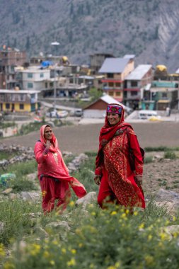  Lahool vadisi, INDIA - 21 Haziran 2024: Manastırdaki festivalde geleneksel kostümlü yerel halk. Yüksek kalite fotoğraf