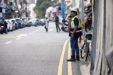 Singapur 05 Mayıs 2024: Singapur 'da sokaklarda işçi. Yüksek kalite fotoğraf