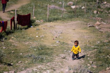Hindistan 'ın kuzeyindeki dağlık bölgede tanımlanamayan Hintli çocuk. Yüksek kalite fotoğraf