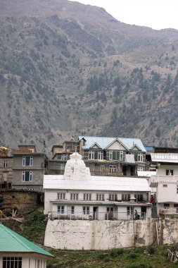 Trilokinath köyü ve tapınağı Garsha Phagpa Lahul ve Himachal Pradesh 'in Spiti İlçesi' ndeki Udaipur Chenab Nehri köyünün sol kıyısında. Yüksek kalite 4k görüntü