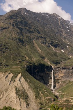 Himachal Pradesh, Hindistan 'daki Lahaul Vadisi' nde görkemli Sissu şelalesinin çekimi. Yüksek kalite fotoğraf