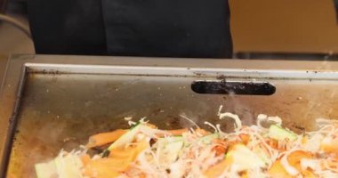  Şef taze sebze salatasına zeytinyağı döker. Yemek sokağı için nefis yemek hazırlığı. Yüksek kalite 4k görüntü