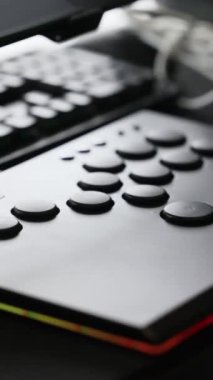 Düğmeleri için geleneksel mekanik anahtarlar yerine optik sensörler kullanan atari tarzı oyun için tasarlanmış All-Button Optik Arcade Controller. Yüksek kaliteli FullHD görüntüler
