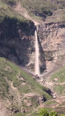 Hindistan 'ın Himachal Pradesh kentindeki Lahaul Vadisi' ndeki görkemli Sissu şelalesinin 4K görüntüsü. Yaz boyunca dağlarda şelale. Doğa manzarası. Yüksek kalite 4k görüntü