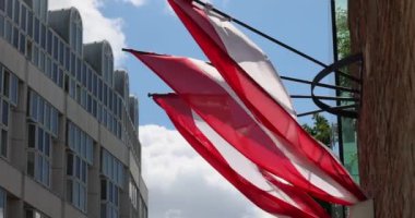 Güzel mavi gökyüzüne doğru esen Monako bayrağı. Yüksek kalite 4k görüntü