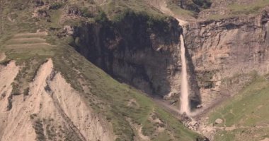 Hindistan 'ın Himachal Pradesh kentindeki Lahaul Vadisi' ndeki görkemli Sissu şelalesinin 4K görüntüsü. Yaz boyunca dağlarda şelale. Doğa manzarası. Yüksek kalite 4k görüntü