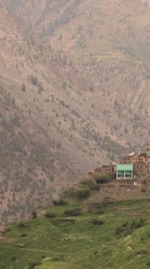 Trilokinath köyü ve tapınağı Garsha Phagpa Lahul ve Himachal Pradesh 'in Spiti İlçesi' ndeki Udaipur Chenab Nehri köyünün sol kıyısında. Yüksek kalite 4k görüntü