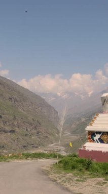 Himalaya vadilerinde bir Budist aptalı. Yüksek kalite 4k görüntü