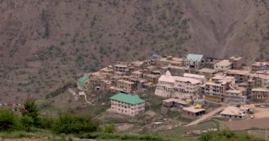 Trilokinath köyü ve tapınağı Garsha Phagpa Lahul ve Himachal Pradesh 'in Spiti İlçesi' ndeki Udaipur Chenab Nehri köyünün sol kıyısında. Yüksek kalite 4k görüntü