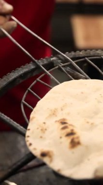 Hindistan 'da sokak yemeği. Roti yassı ekmeği sokakta açık bir alevin üzerinde yapılır. Asya 'da sokak yemeği. Yüksek kalite 4k görüntü