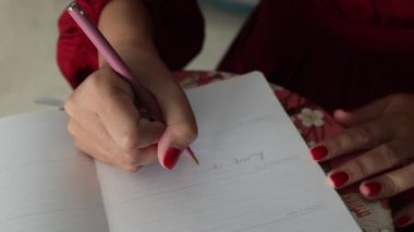 Kağıdın üzerine el yazısının yakın plan çekimi. Yüksek kalite 4k görüntü