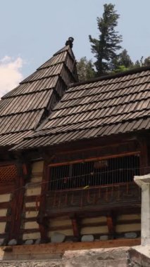 Mrikula Mata Tapınağı Udaipur deniz seviyesinden 2623 metre yükseklikte inşa edilen Mrikula Mata Tapınağı inanılmaz tasarımı ve ahşap kırılışıyla tanınır. Yüksek kalite 4k görüntü