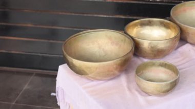 Tibet şarkı kasesi müzik meditasyonu elle dönüşümlü ve titreşimli. Yüksek kalite 4k görüntü