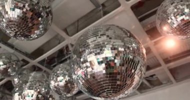 Etkinlikte disko topları tavanın altında dönüyor. Etkinlik süslemeleri. Yüksek kalite fotoğraf