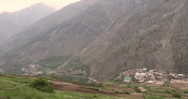 Trilokinath köyü ve tapınağı Garsha Phagpa Lahul ve Himachal Pradesh 'in Spiti İlçesi' ndeki Udaipur Chenab Nehri köyünün sol kıyısında. Yüksek kalite 4k görüntü