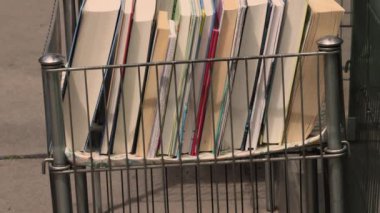 Bir raf dolusu ikinci el kitap. Yüksek kalite 4k görüntü