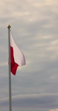 Grönland bayrağı gökyüzüne karşı rüzgarı sallıyor. Yüksek kalite 4k görüntü