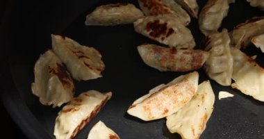 Çin usulü kızarmış hamur köftesine guotie denir. Yüksek kalite 4k görüntü