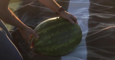 Adam karpuzdan büyük bir parça alıyor. Yüksek kalite 4k görüntü