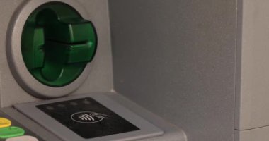 Kredi kartı yuvası ve ATM 'den ulaşılamayan ödeme bölgesi. ATM 'den para çekiyorum. ATM 'ye para yatırmak. Nakit kullanıyor. Yüksek kalite 4k görüntü