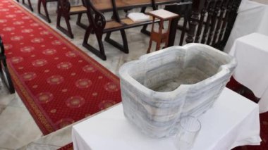 Bir bebeğin Hıristiyan vaftizinin yazı tipi. Vaftiz fontu, vaftiz töreni, vaftiz havuzu, vaftiz kabı, vaftiz kabı. Yüksek kalite 4k görüntü
