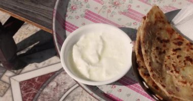 Popüler Hint yemeği Aloo Paratha yoğurtlu ve turşulu Aloo Paratha peynirli. Yüksek kalite 4k görüntü