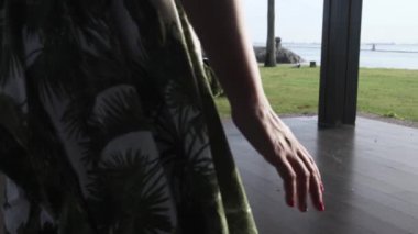 Yoga el işareti kız gün batımı. Yoga yapan kadın meditasyonu. Göz kamaştırıcı güneş yogası. Yüksek kalite 4k görüntü