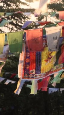 Akciğer ta dua bayrakları dağ yolunda asılı renkli Tibet dua bayrakları dingin rüzgar şehrine dingin ruhsal enerjinin huzur sembolü olan eski duaları dalgalanıyor. Yüksek kalite 4k görüntü