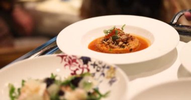 Güzel bir restoranda zarif bir şekilde servis edilen patates püresi. Yüksek kalite 4k görüntü