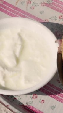 Popüler Hint yemeği Aloo Paratha yoğurtlu ve turşulu Aloo Paratha peynirli. Yüksek kalite 4k görüntü
