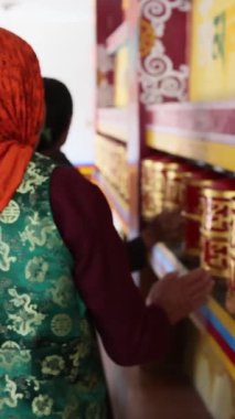 Yerliler Hindistan 'ın Himachal Pradesh şehrinde kutsal bir Budist ayini düzenliyorlar. Yüksek kalite 4k görüntü