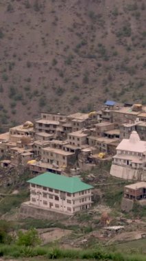 Trilokinath köyü ve tapınağı Garsha Phagpa Lahul ve Himachal Pradesh 'in Spiti İlçesi' ndeki Udaipur Chenab Nehri köyünün sol kıyısında. Yüksek kalite 4k görüntü