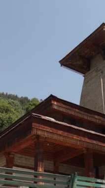 Manu Tapınağı eski Manali Hindistan 'da Manali' deki Manu Tapınağı, Himachal Pradesh insan ırkının ilk insan ve yaratıcısı olduğuna inanılan Sage Manu 'ya adanmıştır. Yüksek kalite 4k görüntü