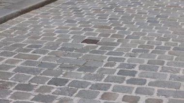 Ortaçağ sokaklarının restorasyonu. Eski caddenin görünümünü düzeltmek için kaldırım taşları değiştiriliyor. Yüksek kalite 4k görüntü