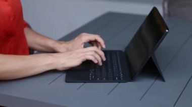 Bir kadının elleri dizüstü bilgisayarın klavyesinde. Yüksek kalite 4k görüntü