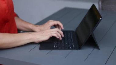 Karanlık odada dizüstü bilgisayarın klavyesini tutan bir kadının ellerini kapat, evde çalışan insanlar, modern siyah defter. İnternet, iş, teknoloji konsepti. Yüksek kalite fotoğraf