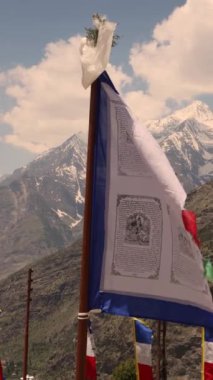 Akciğer ta dua bayrakları dağ yolunda asılı renkli Tibet dua bayrakları dingin rüzgar şehrine dingin ruhsal enerjinin huzur sembolü olan eski duaları dalgalanıyor. Yüksek kalite 4k görüntü