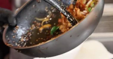 Teriyaki tavuğu pilavlı, sokak yemeği tarzında. Japon pilavı ve teriyaki soslu tavuk. Yüksek kalite 4k görüntü