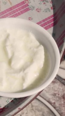 Popüler Hint yemeği Aloo Paratha yoğurtlu ve turşulu Aloo Paratha peynirli. Yüksek kalite 4k görüntü