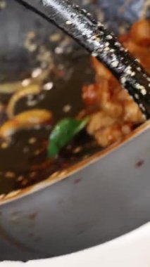 Teriyaki tavuğu pilavlı, sokak yemeği tarzında. Japon pilavı ve teriyaki soslu tavuk. Yüksek kalite 4k görüntü