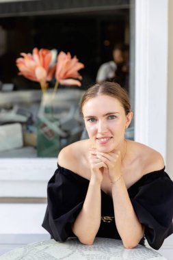  Güzel bir genç kızın yakın plan portresi. Sokak portresi. Yüksek kalite fotoğraf