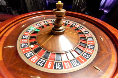 Kumarhanedeki rulet yedi numarada durdu. Yedi numara. Şansa bak. Kumar oynuyorum. Yüksek kalite fotoğraf