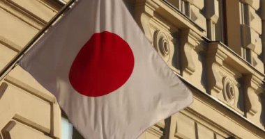 Bir Japon bayrağı Avrupa 'da bir duvarın önünde dalgalanıyor. Yüksek kalite 4k görüntü