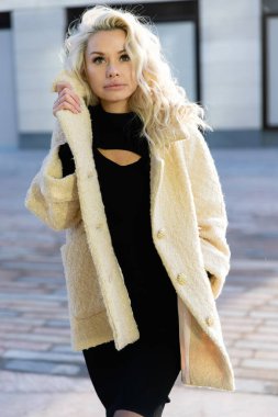 Gece makyajlı, uzun dalgalı saçlı, poz veren güzel sarışın kadın. Yüksek kalite fotoğraf