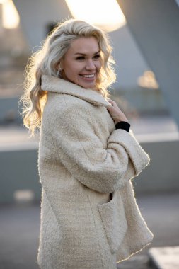 Gece makyajlı, uzun dalgalı saçlı, poz veren güzel sarışın kadın. Yüksek kalite fotoğraf