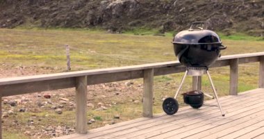 Açık havada barbekü mangalı ve doğal bir dağ geçmişi var. Yüksek kalite 4k görüntü