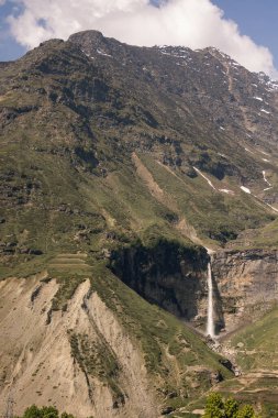 Himachal Pradesh, Hindistan 'daki Lahaul Vadisi' nde görkemli Sissu şelalesinin çekimi. Yüksek kalite fotoğraf